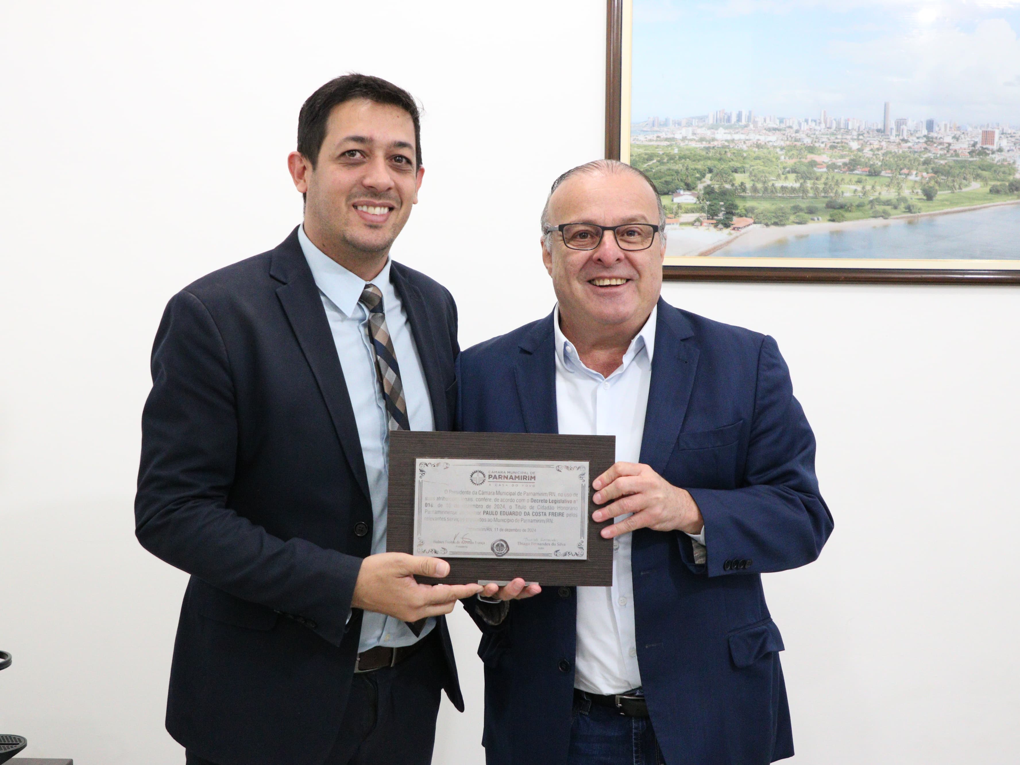 Paulinho Freire recebe título de Cidadão Parnamirinense